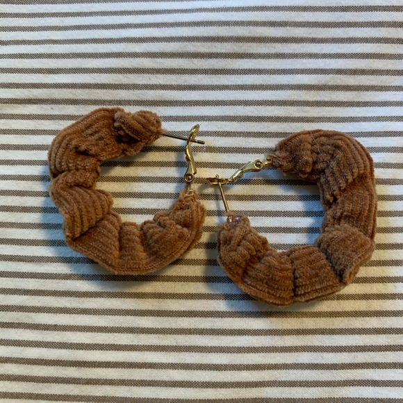 Earrings, tan super cute - Picture 3 of 4